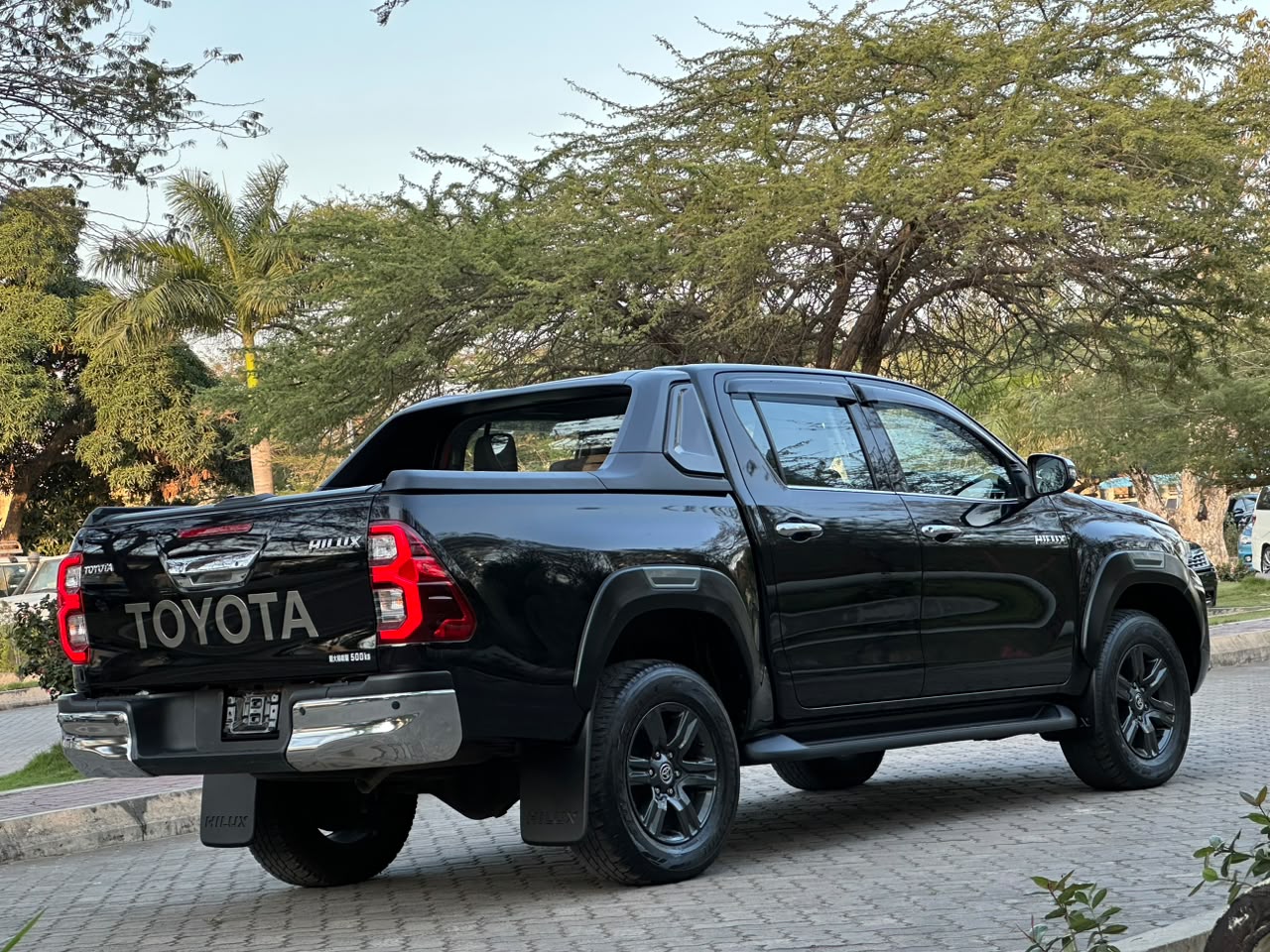 TOYOTA HILUX DOUBLE CABIN thumbnail 8